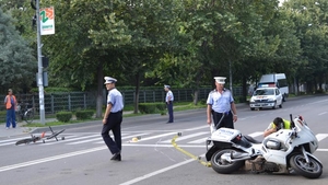 Tragedie in Bucuresti! Un politist pe motocicleta a ajuns grav ranit la spital dupa ce un microbuz i-a taiat fata!
