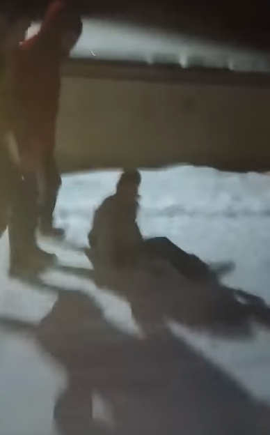 Un copil din Botoșani a fost bătut cu bestialitate de doi tineri. E fabulos ce a spus un internaut despre martorul care a filmat scenele