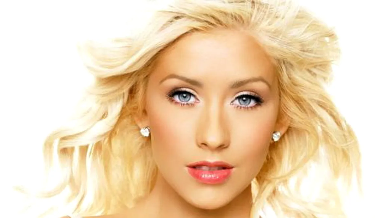 Christina Aguilera, in cea mai sexy ipostaza din ultimii ani. Cum s-a putut tolani in pat, intr-o rochie creatia unei romance!