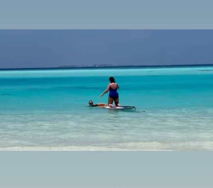 Gina Matache, în costum de baie și pe placa de surf la 58 de ani: “Am fost de cascadorii râsului. Baba și mitraliera” | FOTO