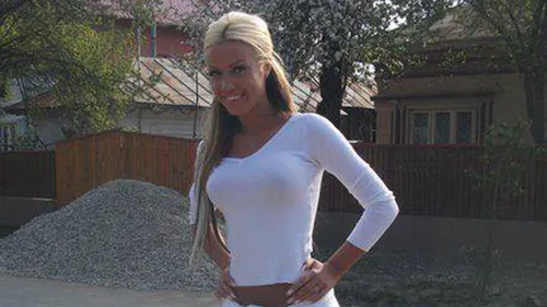 Pamela Anderson ar fi invidioasa! Loredana Chivu, intr-un costum de baie excesiv de mulat. Silicoanele mai au putin si evadeaza
