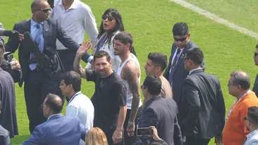 Haos la debutul turneului lui Lionel Messi în India. Fanii furioși au rupt scaunele de pe stadion! Ce i-a nemulțumit grav