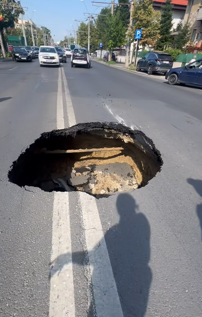 Clipe de coșmar pentru Carmen Șerban. A căzut cu mașina într-o groapă aflată în mijlocul drumului
