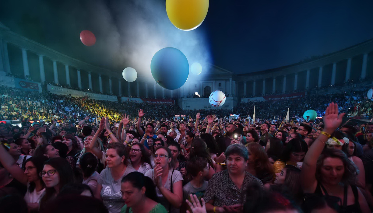 Gina Pistol și-a susținut iubitul împreună cu “socrii ei”! Imagini senzaționale de la concertul lui Smiley de la Arenele Romane