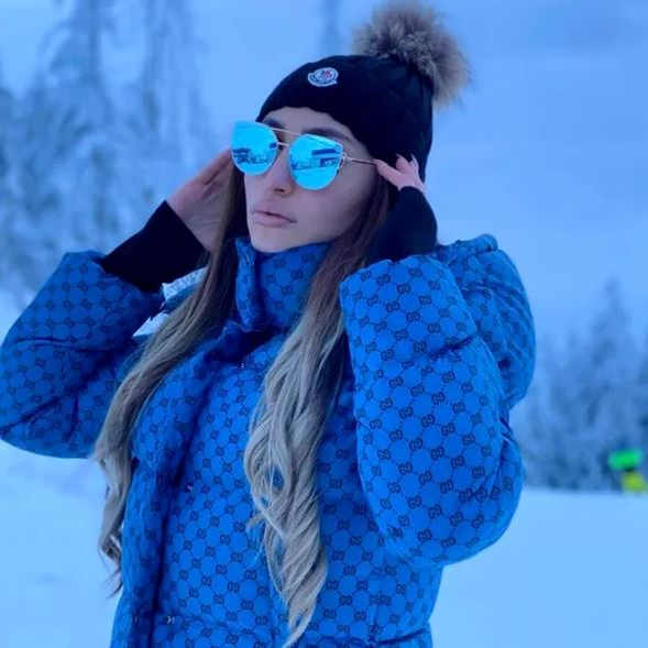 Ce bombă-sexy e sora lui Tavi Popescu! „Bunăciunea” nu ratează niciun meci al FCSB-ului | GALERIE FOTO