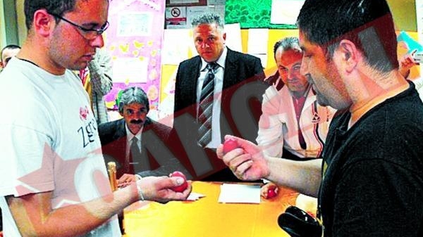 A castigat un miel la concursul de ciocnit oua
