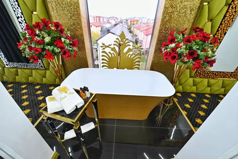 Cum arată vila lui Florin Salam, pe care a transformat-o in hotel. Doar liftul a costat 30.000 de euro