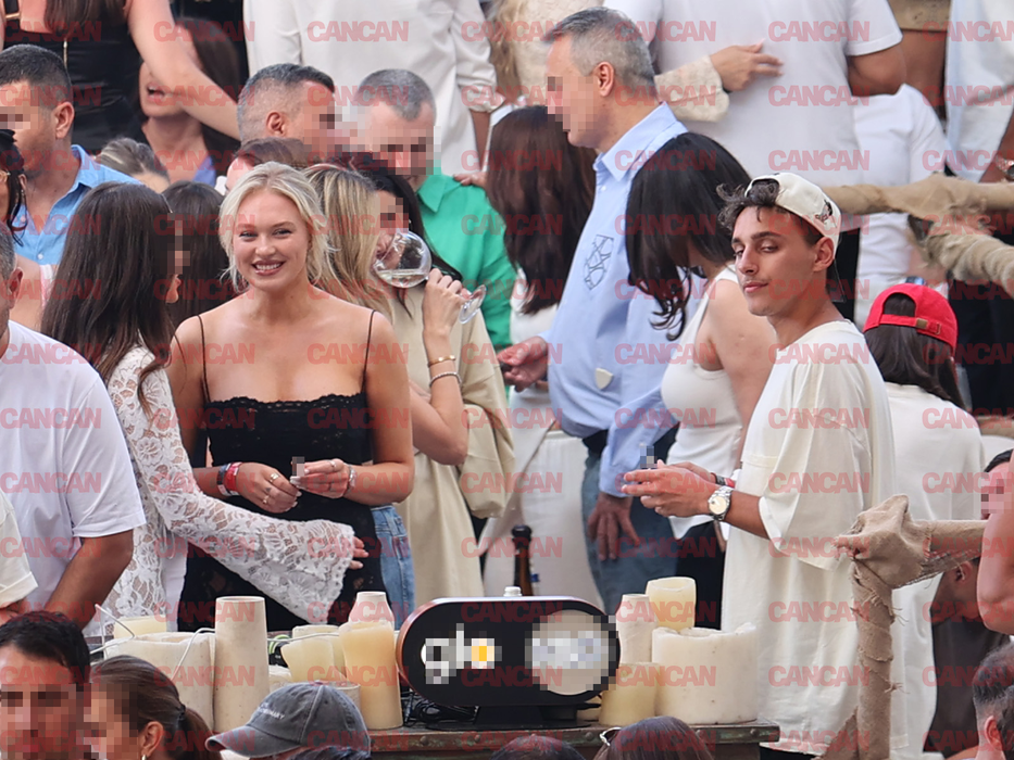 Modelul Gina Chirilă stă chiar lângă DJ în NUBA Mamaia