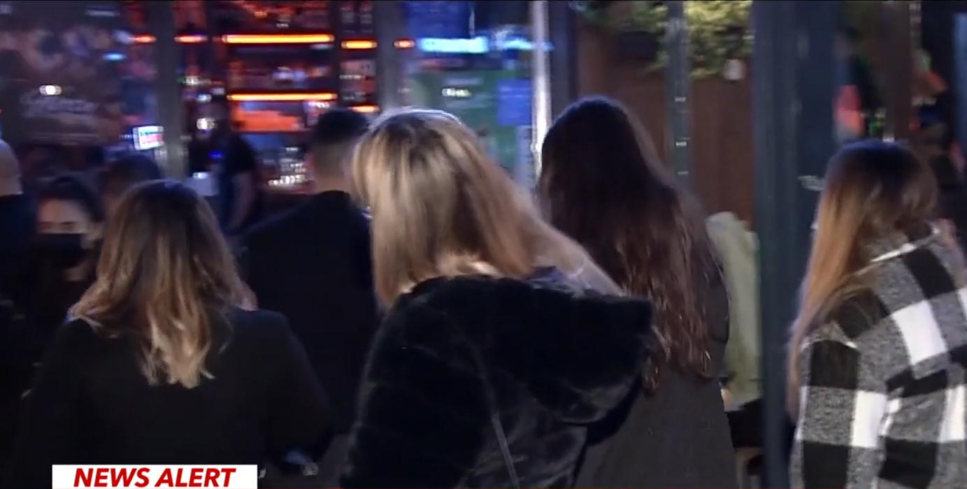 Haos în Capitală, noaptea trecută. Oamenii s-au înghesuit în Centrul Vechi și au făcut cozi la intrarea în cluburi!