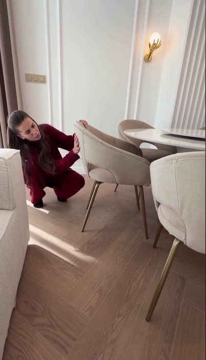 Cum arată livingul Georgianei Lobonț. Și-a cumpărat niște scaune „smart”, pentru părinți. Ce e diferit la ele?