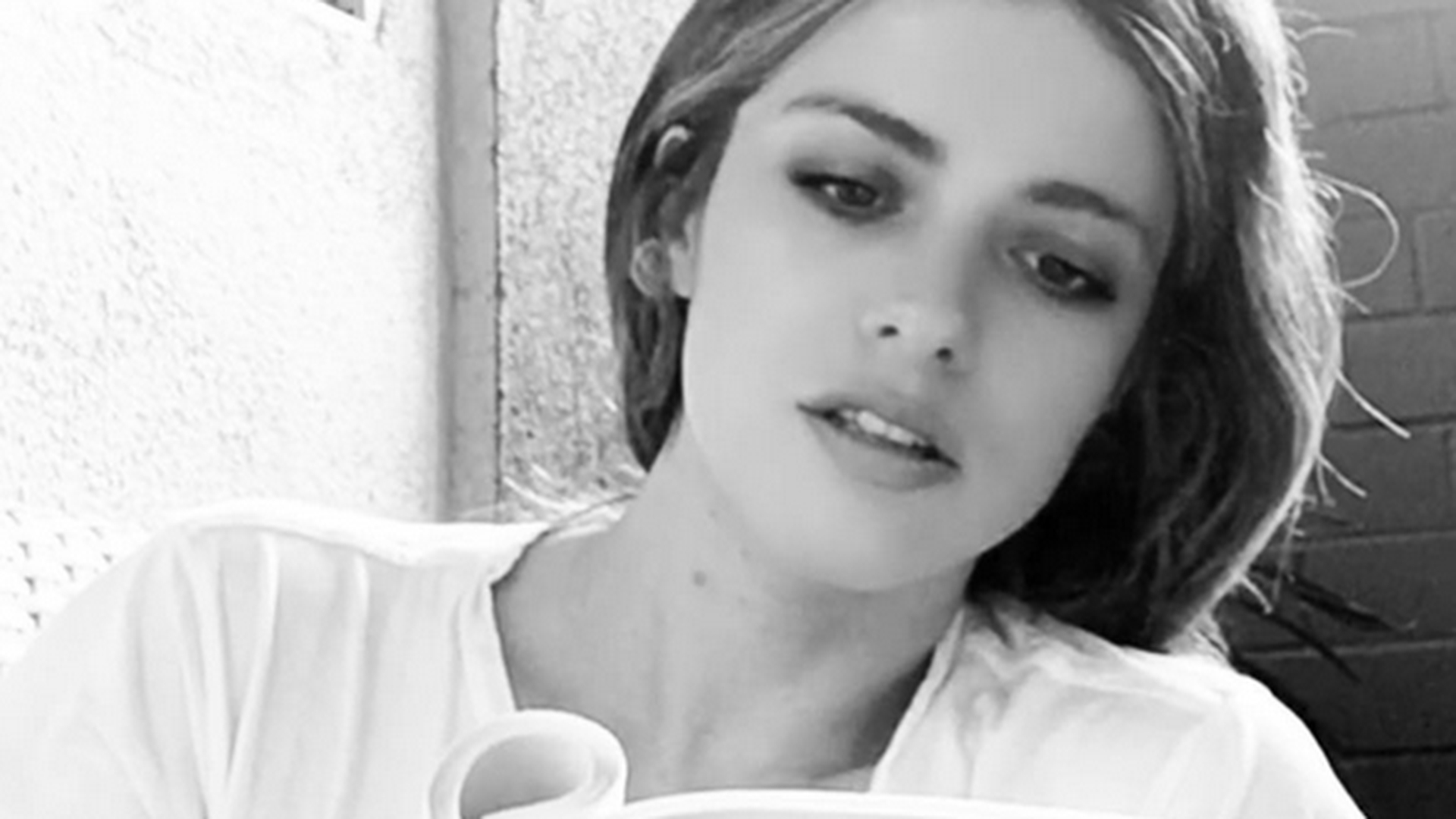 Alexandra Dinu a deschis uşa şi a avut o mega-surpriză! A luat telefonul, a făcut poză şi a arătat tuturor peste ce a dat în prag