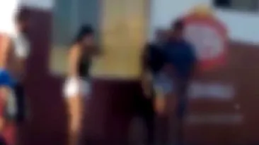 VIDEO / Doi tineri excitaţi au făcut SEX în public, fără să le pese de trecătorii care au venit lângă ei