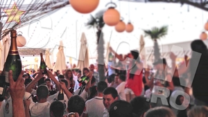 N-a fost o aroganta mai decat asta, in weekend, la Mamaia! Ospatarii au carat cu roaba zeci de sampanii scumpe!