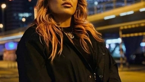 AVA lansează single-ul „Upside Down”. Fosta concurentă de la „Vocea României” a colaborat cu mulți artiști români