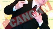 Berlusconi mananca mozzarella "infectata"
