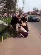 Scandal în Piatra Neamț. Bărbat fără mască de protecție, încătușat de polițiști în plină stradă