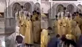 VIDEO Incident în Rusia. Patriarhul rus Kiril a căzut în timpul unei procesiuni religioase: 