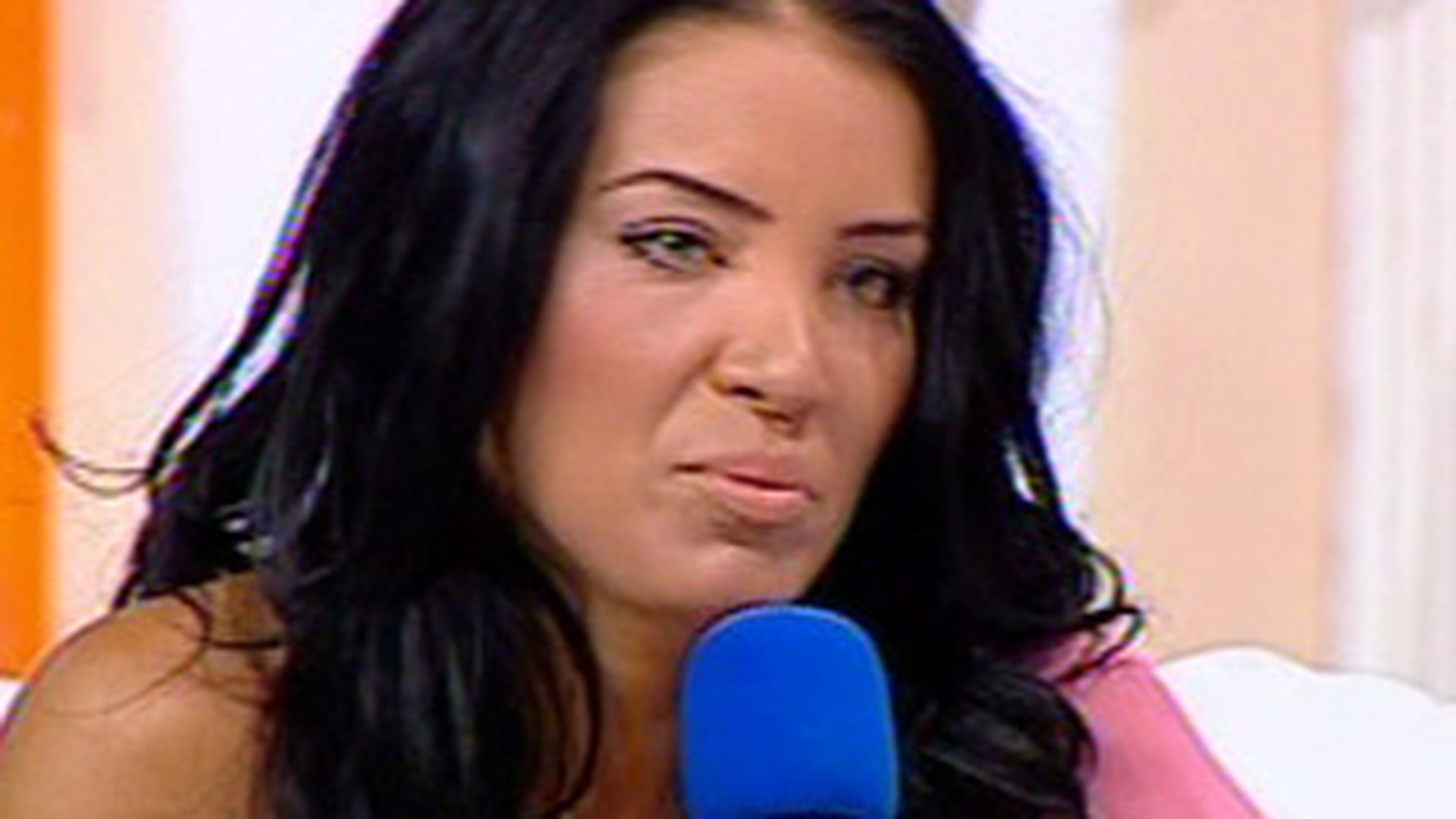 Uite cum arata Adelina Pestritu dimineata! A venit la emisiune, in direct, cu ochii carpiti de somn: "Eu sunt exact contrariul lui Connect-R!"
