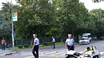 Tragedie in Bucuresti! Un politist pe motocicleta a ajuns grav ranit la spital dupa ce un microbuz i-a taiat fata!