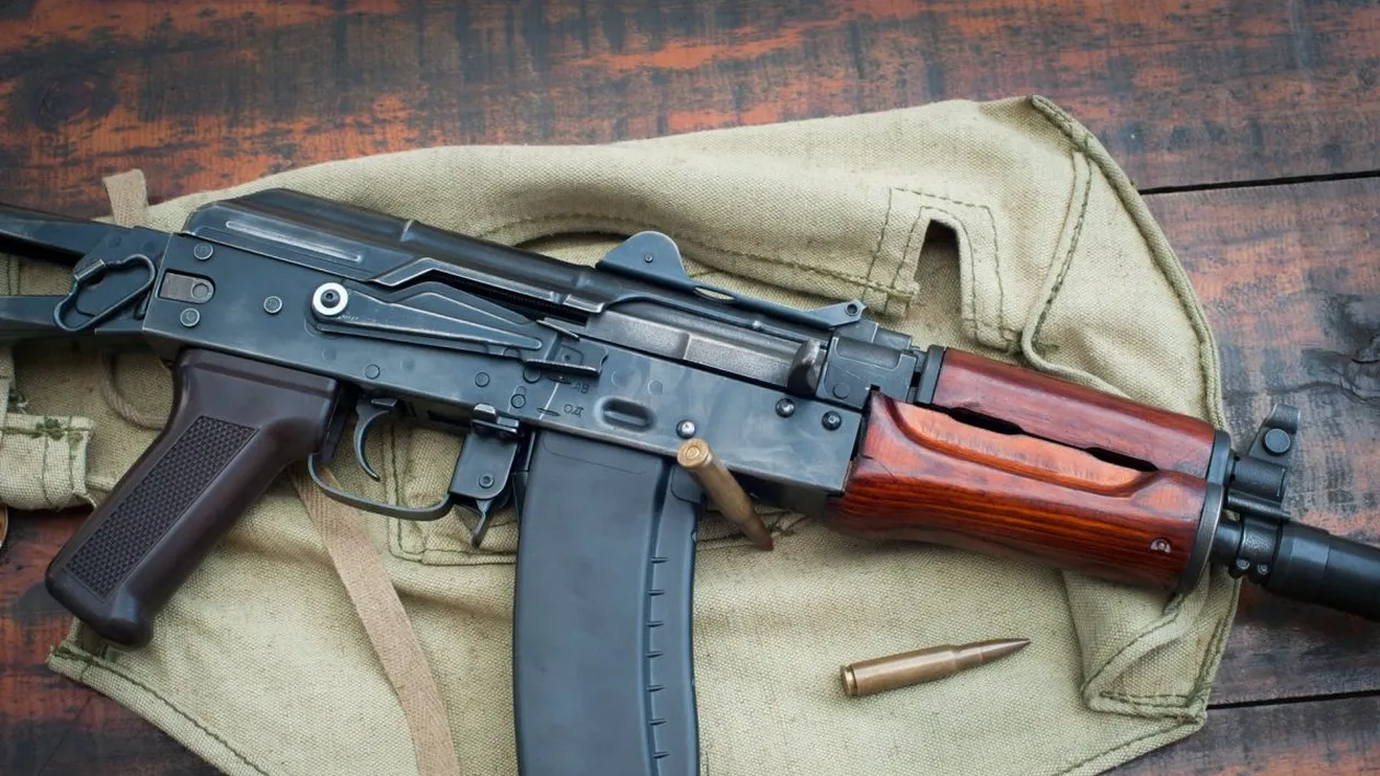 Un bărbat a fost găsit mort în locuința sa din Prahova. Ce a fost găsit lângă trupul neînsuflețit a șocat întreaga comunitate