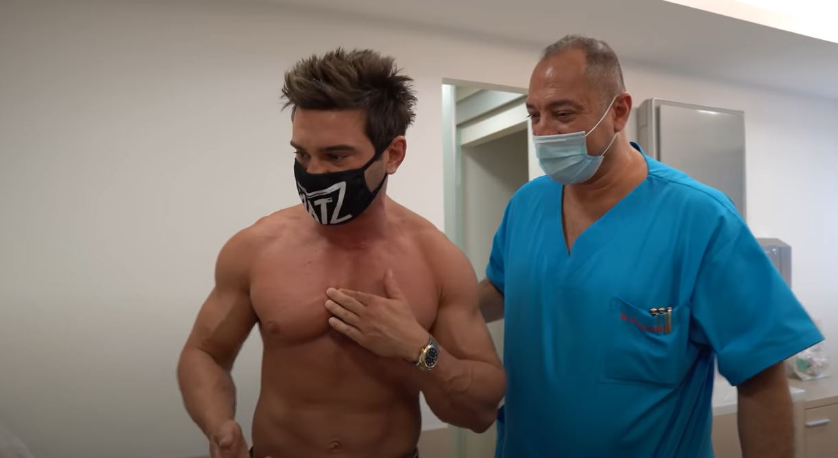 Dorian Popa, supus unei intervenții după ce a fost consultat de medic: “Sunt chisturi”. Problema medicală poate apărea la oricine are obiceiul dezvăluit de artist