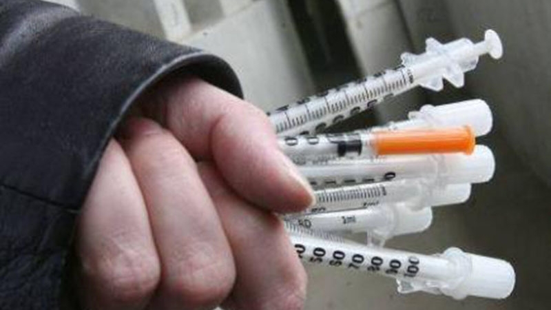 Ce s-a întâmplat cu tânăra care a stârnit o adevărată isterie în Capitală după ce ar fi înţepat mai multe persoane cu un ac şi le-ar fi infectat cu HIV