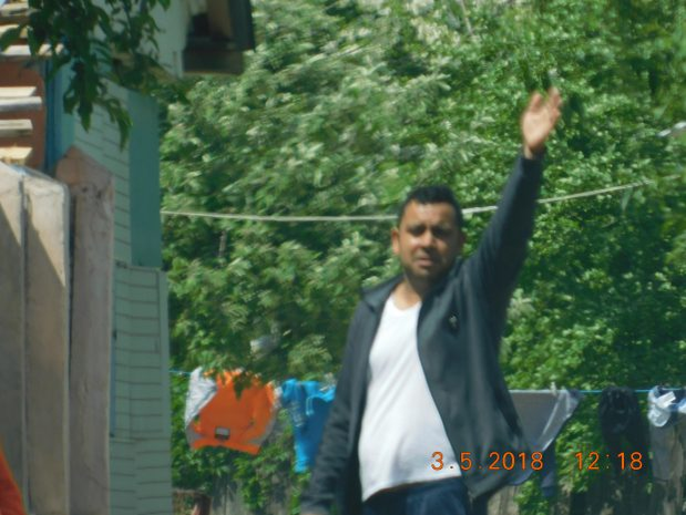 George, revoltat că este filmat de detectivi, care l-au confundat cu fratele său