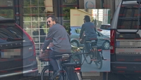 Nu, nu e livrator de lux! E comediantul Costel Bojog cu o bicicletă dichisită!