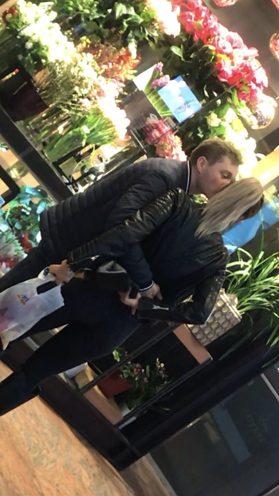 Iuliana și Dragoș au mâncat la un restaurant din mall, apoi s-au oprit la o florărie