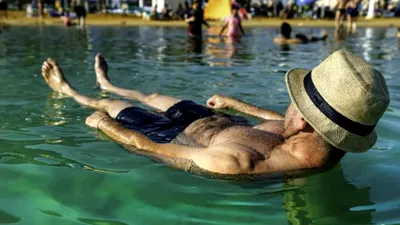 Nu intri în piscină dacă porți șort de baie. Regula care îi uimește pe turiști