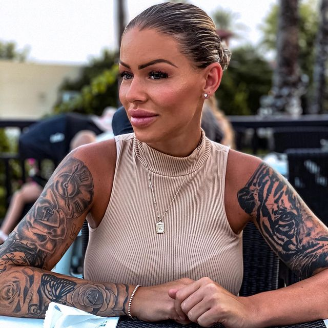 Eileen e super-dotată, dar nu de la "mama natură" înzestrată! E tatuată toată și zici că-i Anda Adam reîncarnată!