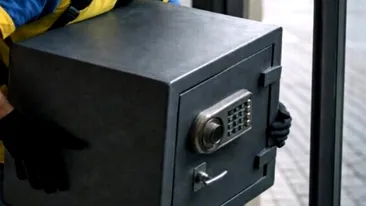 Ce a găsit o badantă de 50 de ani în seiful furat din casa pensionarului de 93 de ani, pe care îl îngrijea. Când a deschis ușița, a crezut că nu vede bine