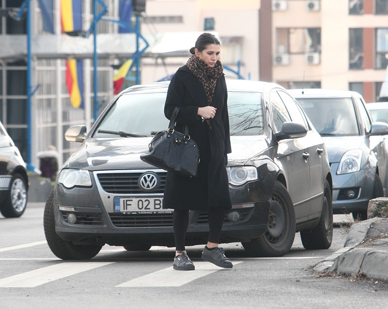 EBA traversează strada cu grijă