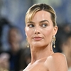 Margot Robbie și-a schimbat numele după aproape 10 ani de căsnicie. Cum apare acum actrița în documentele oficiale