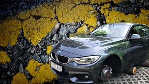 Imagini ireale! Banda lui ”Pampon” a lovit năprăznic! Au lăsat pe butuci un BMW de 50.000 € și…