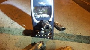 Un telefon de doi lei i-a salvat viata unui protestatar! Aparatul a oprit un glont!
