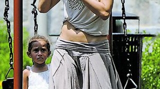 Jennifer Lopez si-a gasit de joaca in parc! Ca o fetita, la 42 de ani