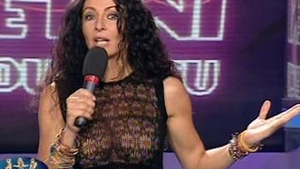 VIDEO Uite ce rochie transparenta are Mihaela Radulescu! Decolteul si picioarele lungi i-au sedus pe telespectatori!