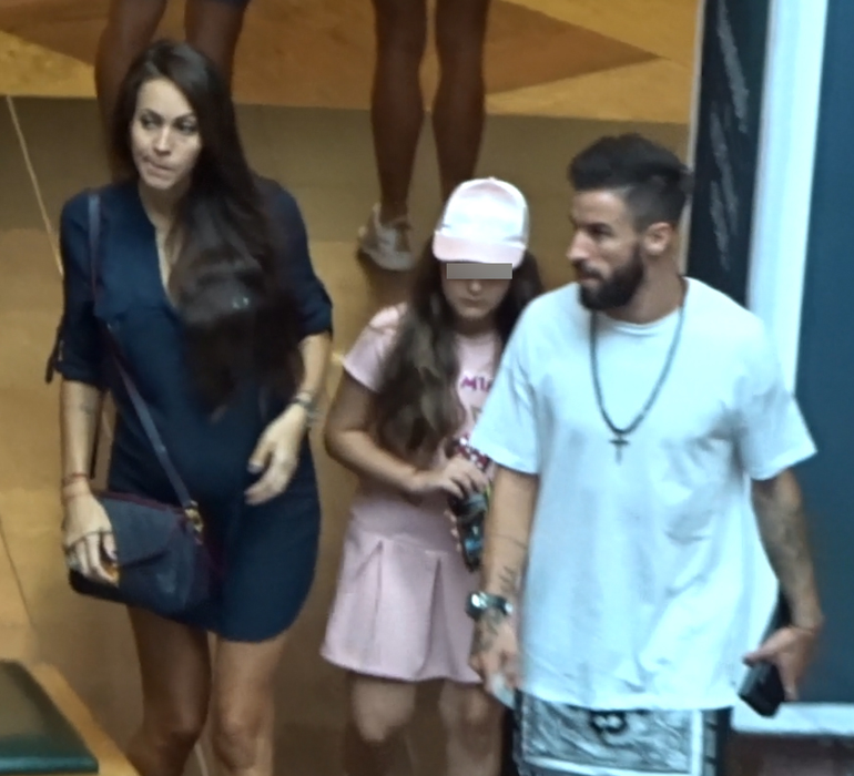 Lena, fiica ei şi Gabi Enache au fost împreună la mall