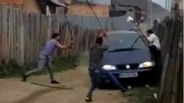 Scandal uriaș în Săcele! Bărbat strivit cu mașina, bătaie cu bâte și lopeți… VIDEO