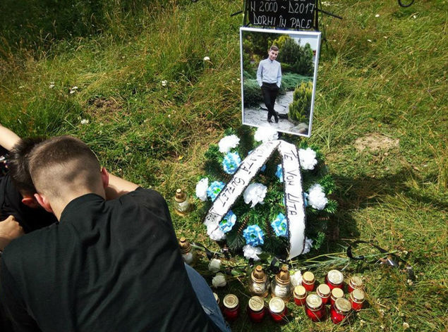 Apropiaţii au dorit să îi aducă un ultim omagiu adolescentului de 16 ani