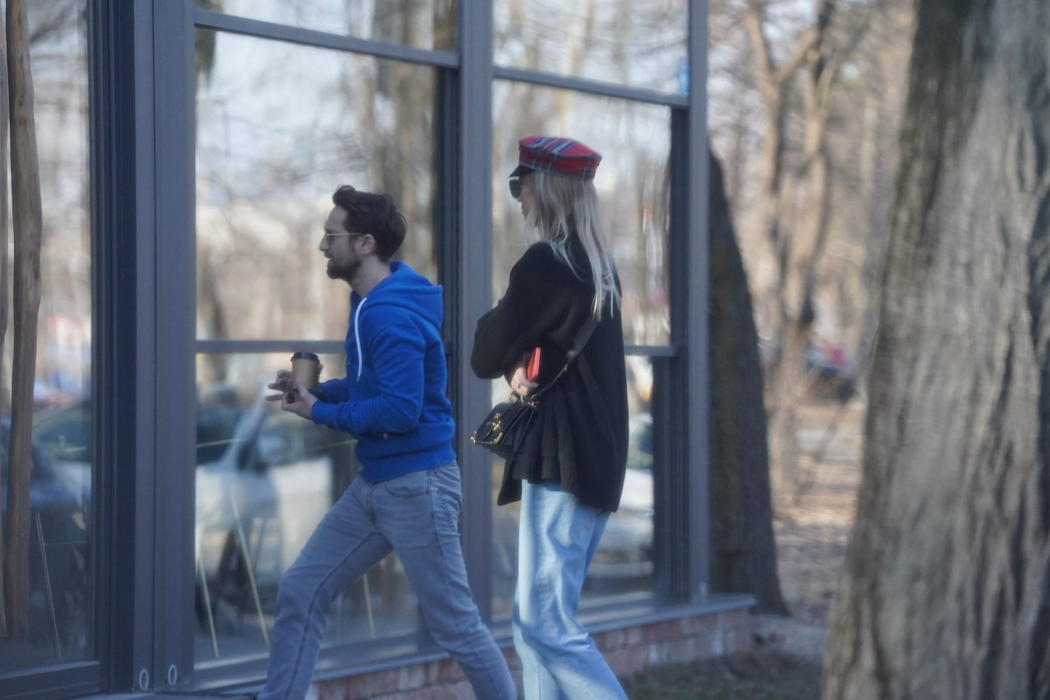 Dani Oțil, în inspecție la cafeneaua din Herăstrău, alături de soția lui, Gabriela Prisăcariu (Foto: CANCAN.RO)