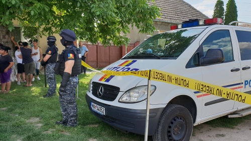 O fată de 17 ani a fost înjunghiată în gât de iubitul ei, în Sântana, Arad. Atacatorul a fugit, dar a fost prins în podul unui dispensar