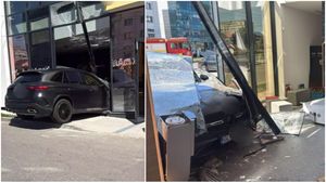 Accident bizar în Galați! Soția unui fost ministru a intrat cu mașina într-o bancă. O femeie a ajuns la spital