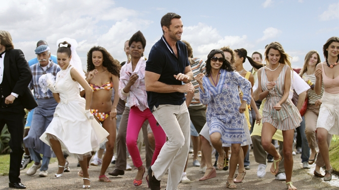 Hugh Jackman da tonul la distractie! A prins 150 de oameni in dansul lui