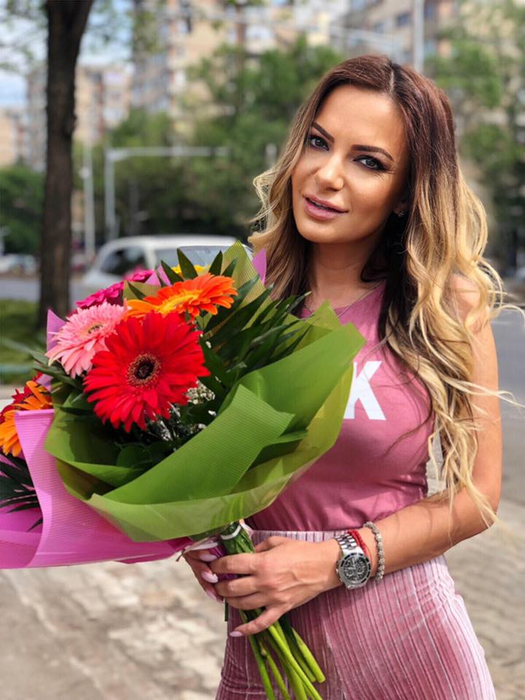 Andreea Antonescu, îndrăgostită lulea, deși nu a divorțat de Traian Spak. Cântăreața și noul iubit, surprinși sărutându-se cu patos. El e mai tânăr cu 10 ani și este un crai controversat