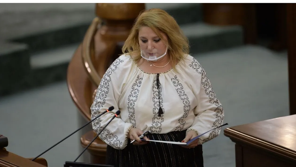 Imagini incredibile cu Diana Șoșoacă. Cum a sfidat senatoarea, din nou pandemia participând la o petrecere ilegală unde i-a făcut dedicații lui Raed Arafat