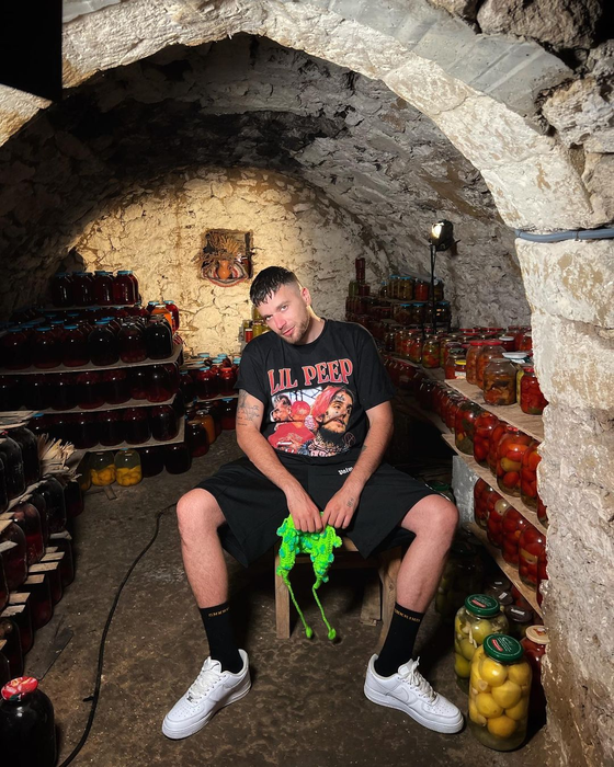 Shift își produce și compune piesele singur / (Sursa: Instagram)