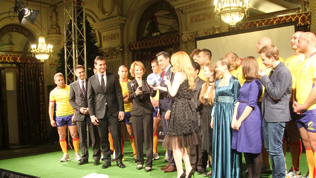 Au facut gramada in jurul unui platou cu mancare! Rugbystii Nationalei Romaniei au mancat pe genunchi la un hotel de lux!