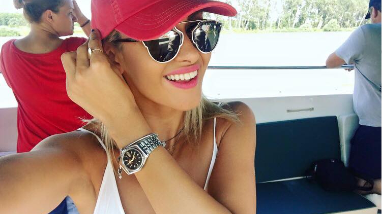 ALINA EREMIA şi-a scos cămaşa….în oraş! Ţinuta cântăreţei a atras toate privirile